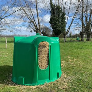 Hay bell feeder for round bale 